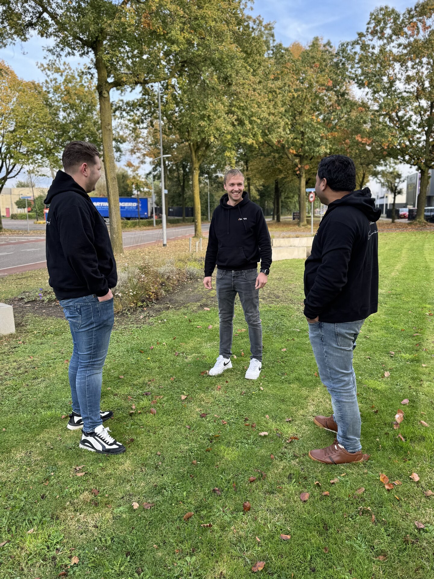 Developer aan het werk op een verlicht toetsenbord
